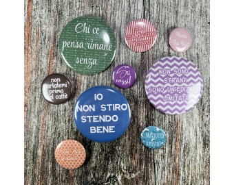 Spilletta pin personalizzata in tre misure con sfondo carattere e frase a scelta idea regalo regalo fine festa compleanno eventi matrimonio addio nubilato